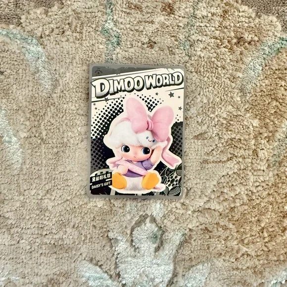 POP MART DIMOO WORLD x DISNEY Series Vinyl Plush Keychain - Daisy’s Gift - Picture 5 of 7